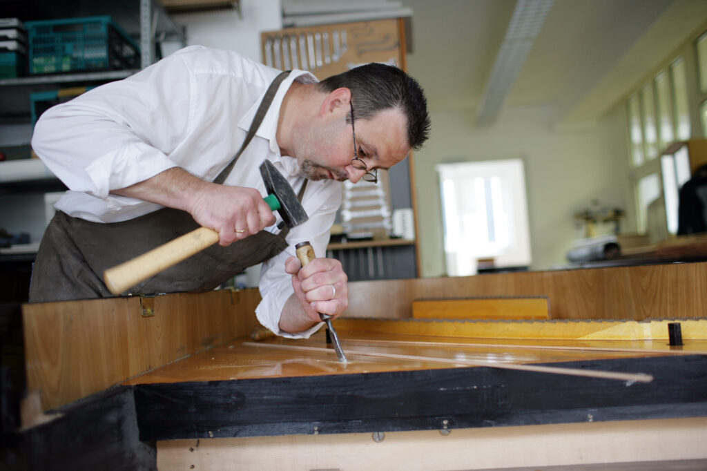 Ausspänen des Resonanzbodens