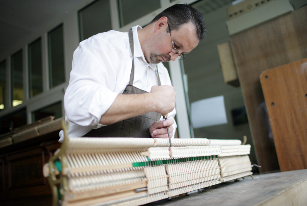 Verschrauben der Klaviermechanik