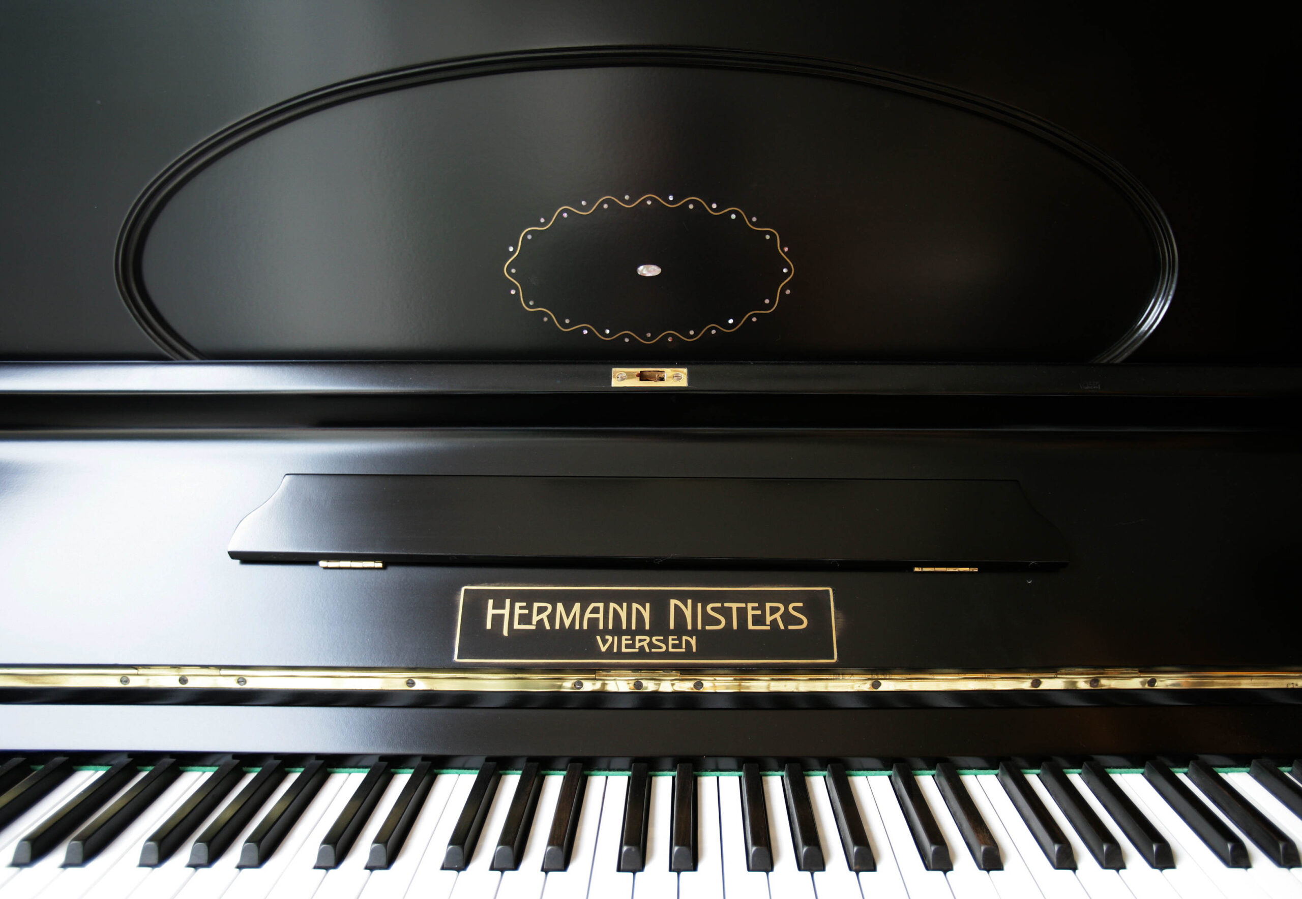 Ein Klavier des traditionellen Familienbetriebs Hermann Nisters